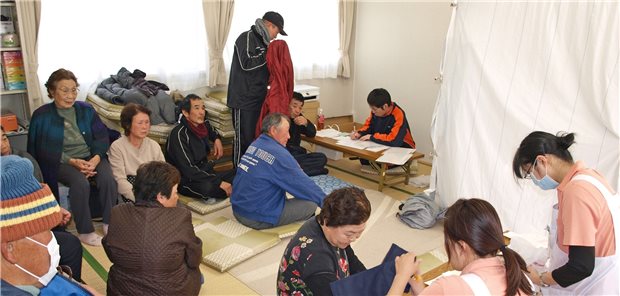 2013: Disziplin nach der Katastrophe – Medizinische Versorgung in einer Notunterkunft auf der kleinen Insel Izushima.