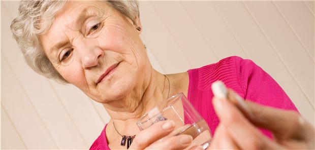 2018 riefen die Behörden etliche Valsartan-Produkte infolge einer Wirkstoffbelastung mit Nitrosamin zurück – mit Folgen für das Vertrauen in die Produktqualität der Sartane (Symbolbild mit Fotomodell).