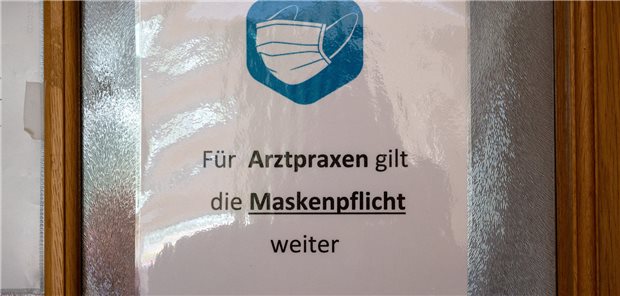 2020 galten in Arztpraxen Maskenpflicht und Abstandsregeln. Eine Ärztin aus Rheinland-Pfalz lehnte das ab. Nun wird ein berufsrechtliches Verfahren gegen sie neu aufgerollt.