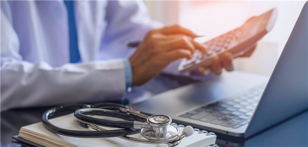 Der Eindruck täuscht: 2021 belief sich das durchschnittliche Kassenhonorar je vertragsärztlichem Leistungserbringer auf über 242.000 Euro.