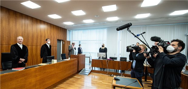Gerichtssaal des Landgerichts Kassel mit Richtern und Presse. 