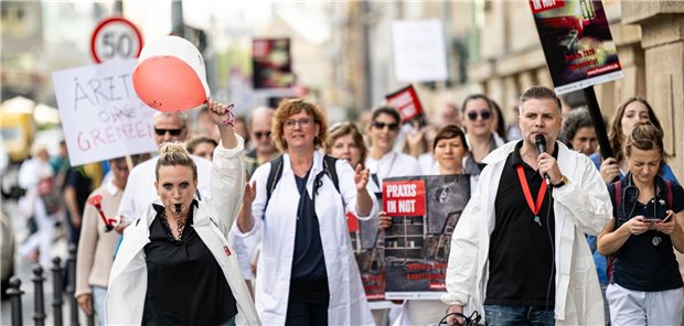 2023 waren Ärztinnen und Ärzte auf den Straßen Berlins unterwegs, um auf die Praxen in Not aufmerksam zu machen. Sollten neue Sparpläne zu Lasten der Vertragsärzte gehen, stellt man sich in Hamburg schon auf Protestaktionen ein.