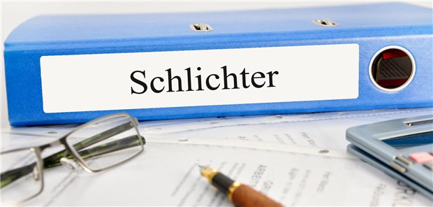 Aktenordner mit der Aufschrift &quot;Schlichter&quot;.