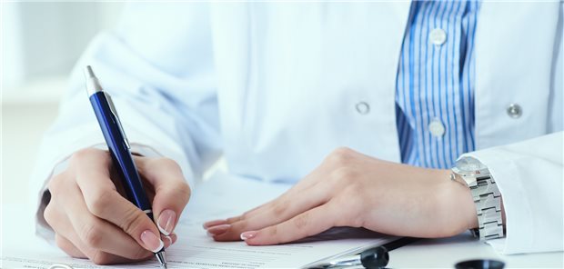 21 und schon Ärztin? Eine mutmaßliche Hochstablerin soll ihre Approbationsurkunde gefälscht haben. (Symbolbild mit Fotomodell)