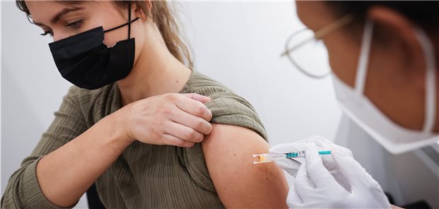 Corona-Impfung: Sicherheitsbericht des PEI bringt keine Überraschungen 24 Fälle von Herzmuskelentzündungen im Zusammenhang mit einer mRNA-Impfung bei Jugendlichen meldet das Paul-Ehrlich-Institut – etwas mehr als statistisch zu erwarten wären.