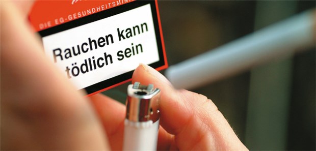 EU-Bürger heißen radikale Warnhinweise vor Rauchen gut 25 Prozent der erwachsenen Menschen in Deutschland interessiert die Warnbotschaft nicht: sie rauchen.
© Petra Schneider / imago