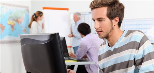 25.01.2022 ÄZ Online - 004a1902Young man working at a computer Publikationsname / Publikationsnummer / E-Tag TT.MM.JJJJ (optional)