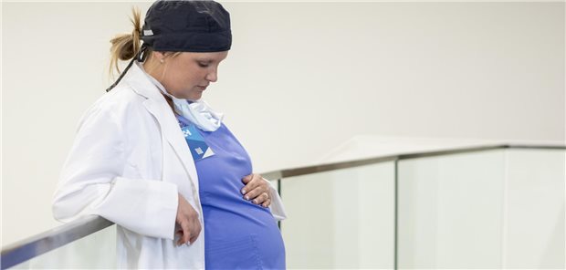 Schwangere Ärztin in der Pause