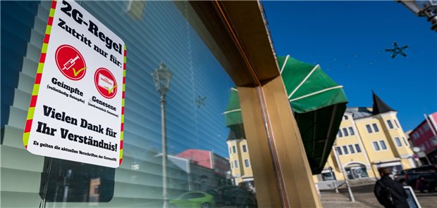 So hoch ist die Hospitalisierungsrate in Ihrer Region „2G-Regel“ steht am Fenster von einem Geschäft im niederbayerischen Landkreis Freyung-Grafenau.