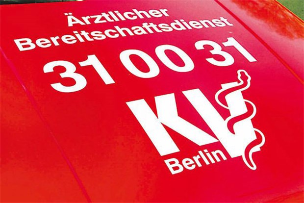 Ärzte und Feuerwehr erfolgreich Hand in Hand 300 Ärzte und 26 Einsatzwagen stehen für den ÄBD bereit.