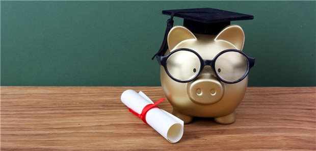 Sparschwein mit Doktorhut und Diplom.