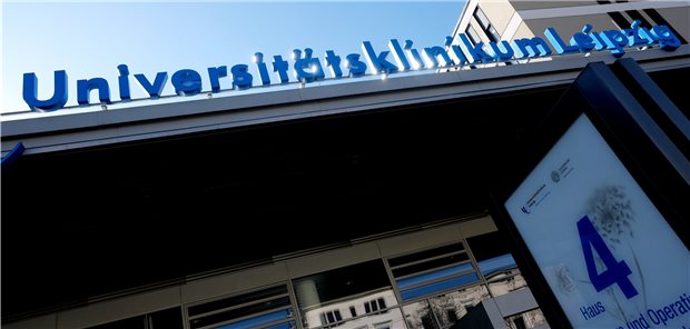 Unikliniken wollen die stationäre Versorgung koordinieren 37 Universitätskliniken, hier das Uniklinikum in Leipzig, gibt es bundesweit. Sie befinden sich dem Konzept zu Folge im Mittelpunkt eines Netzwerkes, das Aufgaben koordiniert und Expertise mit den Partnern im Netz teilt.