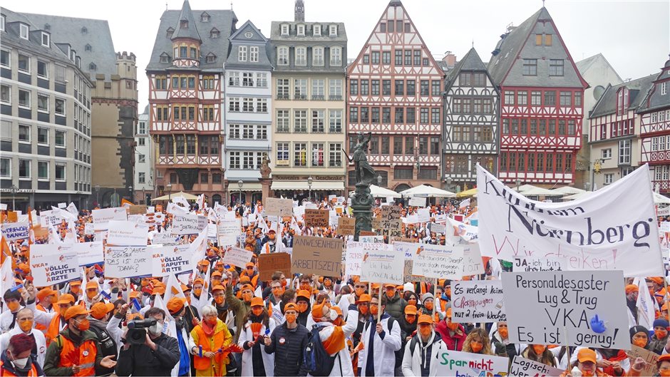 4000 Ärzte demonstrieren nach Angabe des Marburger Bundes in der Frankfurter Inn...