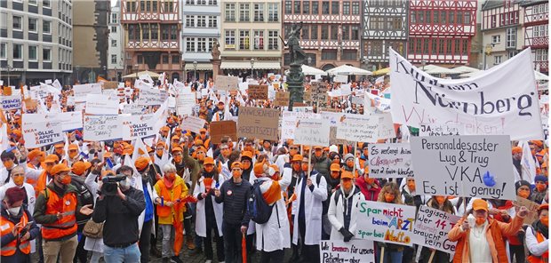 VKA wirft Marburger Bund Falschinformationen vor 4000 Ärzte demonstrierten nach Angabe des Marburger Bundes am Donnerstag in der Frankfurter Innenstadt.