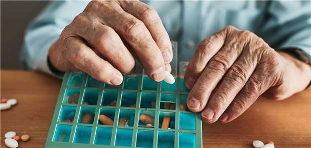 Bei Polymedikation den Überblick behalten! 43 Prozent der Versicherten über 65 Jahre wurden 2022 mit mehr als fünf verschiedenen Wirkstoffen gleichzeitig behandelt, so das Ergebnis der WIdO-Analyse.
