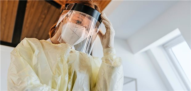 44,1 Prozent der Hausärzte fühlen sich durch die Pandemie bei ihrer Arbeit stark belastet.