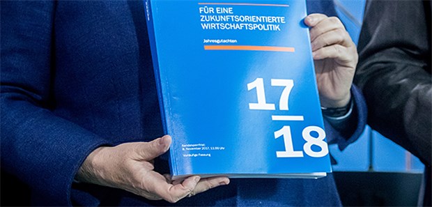 Wirtschaftsweisen für GKV-Beitragsänderung 458 Seiten dick: Bundeskanzlerin Merkel hält das Gutachten der Wirtschaftsweisen in ihren Händen.