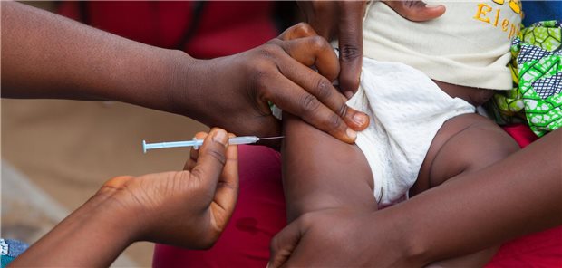 Ein dunkelhäutiges Kleinkind wird geimpft.
