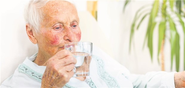 480ml Wasser trinken innerhalb von fünf Minuten – mit dieser Maßnahme konnten die Patienten den Blutdruckabfall nach dem Aufstehen abmildern.