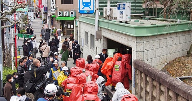 Was Japan aus dem Sarin-Anschlag gelernt hat 6. März 2015: Spezialkräfte trainieren an der Tokioter U-Bahnstation Tsukiji einen Katastropheneinsatz für den Fall eines Giftgasanschlages.