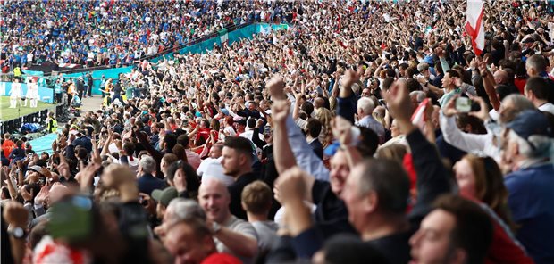 Tausende Corona-Infektionen bei EM-Finalrunde in London 60.000 Zuschauer waren zum Halbfinale und zum Finale im Wembley-Stadion zugelassen. Zusätzlich hatten sich Tausende von Fans rund um das Stadion aufgehalten. Die britische Regierung und die UEFA waren dafür heftig gescholten worden.