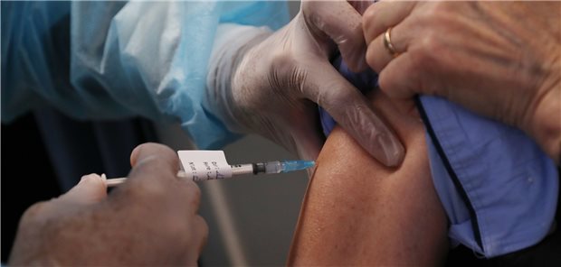 Befragung zu Corona: Gut die Hälfte macht sich keine Sorgen um Gesundheit 74 Prozent der Befragten des BfR-„Corona-Monitors“ halten die nationale Impfstrategie für angemessen.