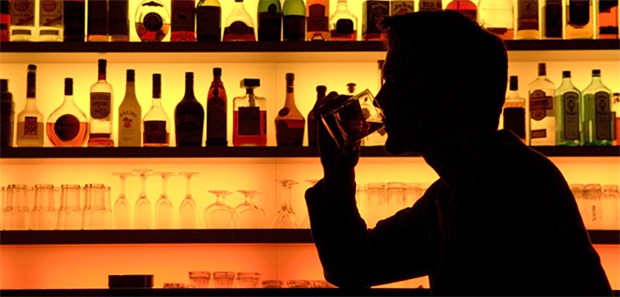 Neue Leitlinien sollen zur Therapie motivieren 74.000 Menschen sterben jedes Jahr an den Folgen schädlichen Alkoholkonsums.