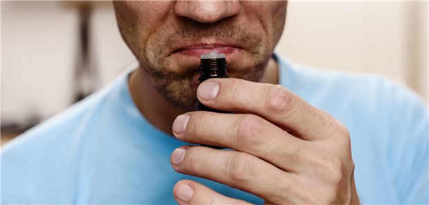 79 Patienten mit CRS, zwei Drittel davon Männer, wurden in der Studie von Junsheng Hong mit dem &quot;Sniffinʼ-Sticks-Test&quot; auf Störungen des Geruchssinns untersucht.