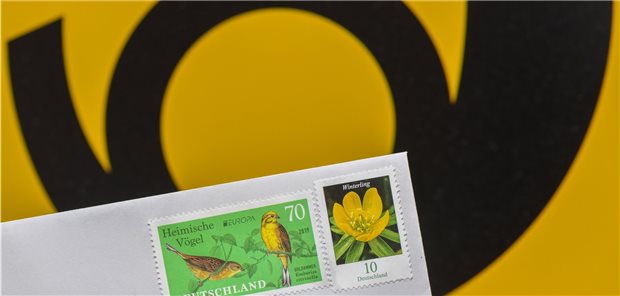 80 Cent kostet der Brief – und solange es kein digitales AU-Muster gibt, müssen Krankschreibungen nach Fernkontakten immer noch zur Post gebracht werden, wenn kein Angehöriger sie abholt.