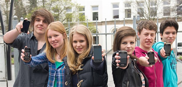 Jeder zehnte Jugendliche in Gefahr 80 Prozent der Jugendlichen besitzen ein eigenes Smartphone, ergab die Umfrage.