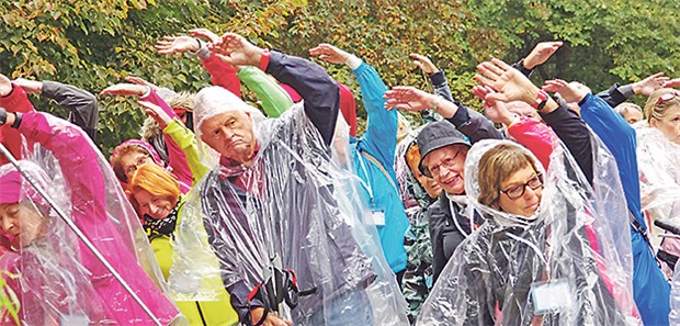 COPD-Kranke trainieren gemeinsam im Wald 89 COPD-Patienten haben sich in Berlin getroffen, um gemeinsam zu spazieren und Übungen auszuprobieren.