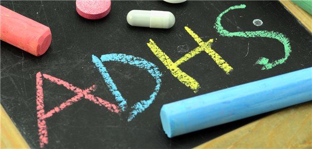 ADHS kann die schulischen Leistungen beeinträchtigen. Bei schweren Symptomen sind stimulierende Medikamente Teil der Behandlung.