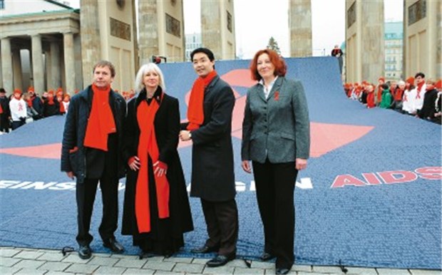 HIV-Patienten werden älter und brauchen zunehmend Therapien gegen Komorbiditäten AIDS-Aufklärung (vlnr): Dr. Ulrich Heide (AIDS-Stifung), Sylvia Urban (Dt. AIDS-Hilfe), Gesundheitsminister Philipp Rösler, Elisabeth Pott (BZgA).