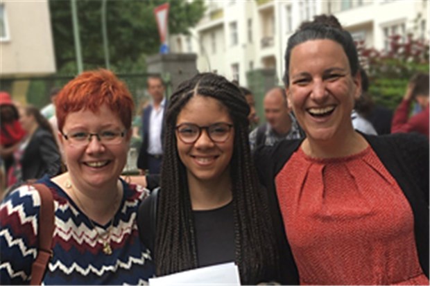 Das sind die Gewinner! AMSOC-Patin Birgit Stoessel mit ihrem Patenkind Meko und Mekos Mutter (von rechts).