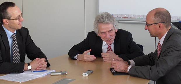 "Wir sind keine Sparkasse" AOK-Chef Dr. Christopher Hermann (mitte) im Gespräch mit Florian Staeck (li.) und Wolfgang van den Bergh.