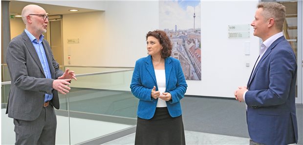 AOK-Chefin Reimann: „Entbudgetierung ist nicht zielführend“ AOK-Chefin Dr. Carola Reimann im Gespräch mit Denis Nößler (r.) und Thomas Hommel (l) von der Ärzte Zeitung.