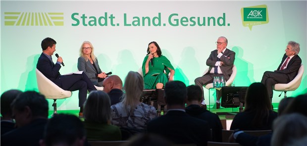 Ohne Folklore – wie kommen Ärzte und das Land zusammen? AOK-Dialog über den Abschied vom Landarzt-Idyll: Sascha Hingst, RBB, Kirsten Kappert-Gonther, Gitta Connemann , BÄK-Präsident Dr. Klaus Reinhardt und Christopher Hermann, AOK-Chef in Baden-Württemberg (v.l.n.r.)