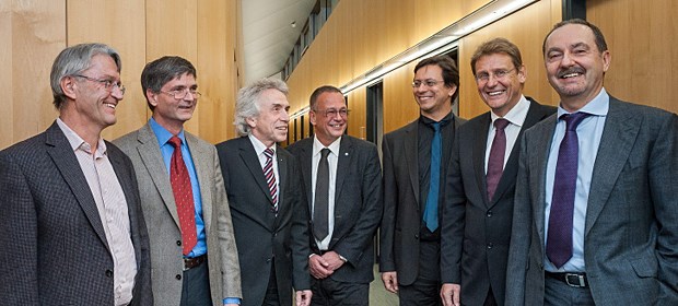 AOK und BKK Bosch erweitern ihr Selektivvertragssystem um Psychotherapie sowie Nervenheilkunde, Psychiatrie und Neurologie. Am runden Tisch: Rolf Wachendorf (Freie Liste der Psychotherapeuten), Dr Thomas Hug (Berufsverband Deutscher Nervenärzte), Dr. Christopher Hermann (AOK Baden-Württemberg), Dr. Berthold Dietsche (Hausärzteverband), Dr. Alessandro Cavicchioli (Psychotherapeuten-Vereinigung) , Bernhard Mohr (Bosch BKK) und Dr. Werner Baumgärtner (MEDI).