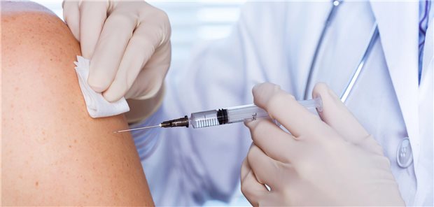 ARCHIV - 09.06.2021, Berlin: Ein Kinder- und Jugendarzt drückt einen Tupfer an die Impf-Stelle am Arm einer jungen Frau. (zu dpa: «DAK: Deutlich weniger HPV-Impfungen bei Jugendlichen gegen Krebs») Foto: Fabian Sommer/dpa +++ dpa-Bildfunk +++