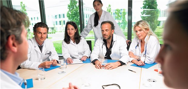 Ärzteteam: ASV ist mitunter eine komplexe und bürokratiebelastete Teamaufgabe – auch in der Rheumatologie.