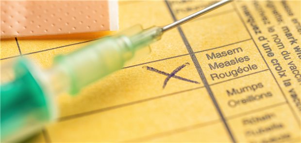 Ab 1. August müssen Ärzte und MFA nachweisen, dass sie gegen Masern geimpft sind. Arbeitgebern drohen Bußgelder, wenn die den Impfstatus ihrer Angestellten nicht prüfen. Ungeimpfte Beschäftigte müssen mit einem Tätigkeitsverbot rechnen.
