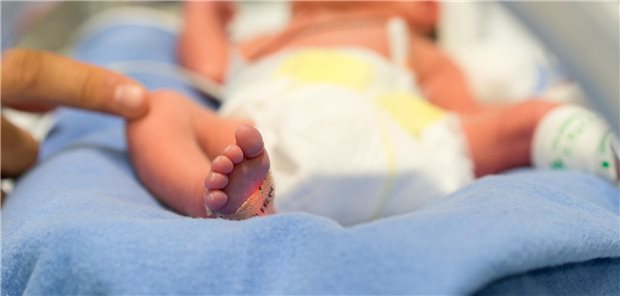 Debatte um Mindestmengen in der Frühchen-Versorgung reißt nicht ab Ab Januar gelten höhere Mindestmengen bei der Versorgung von Frühchen mit einem Geburtsgewicht unter 1.250 Gramm. Viele Bundesländer befürchten, dass die Versorgung dann nicht mehr gesichert werden könne, weil einige Level 1-Perinatalzentren die Mindestmenge nicht erfüllen.