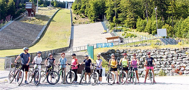 Nach der Arbeit das Vergnügen Ab auf die Mountainbikes: Nach dem Seminartag lernen die Teilnehmer die Region bei Ausflügen kennen.