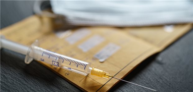 Verstöße gegen Corona-Impfpflicht kaum geahndet Ab dem 15. März 2022 galt in Deutschland eine einrichtungsbezogene Corona-Impfpflicht für Beschäftigte unter anderem in Kliniken, Arzt- und Zahnarztpraxen, Vorsorge- und Rehaeinrichtungen oder in der Altenpflege. Zum Jahresende 2022 ist die Impfpflicht ausgelaufen.