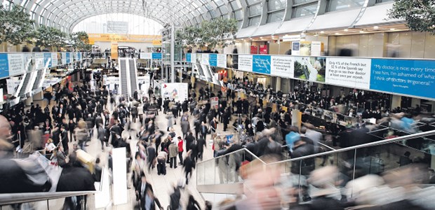 Medica - eine Show der Superlative Ab dem heutigen Mittwoch strömen die Besucher wieder in die Hallen zu Messe und Kongress. Bis zu 138 000 Besucher werden erwartet.