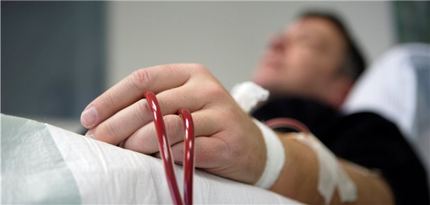Lebendorganspende: Zurück auf Los? Ab einem Alter von Mitte 50 ist die Lebenserwartung an der Dialyse niedriger als die durchschnittliche Wartezeit auf eine Spenderniere in Deutschland. Mit einer neuen Niere wäre die Lebenserwartung doppelt so lang.