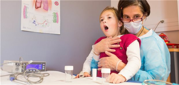 So verändert sich das Lungenmikrobiom bei Kindern mit Mukoviszidose Ab einem Alter von drei Jahren zeigen sich Unterschiede in der Bakterienbesiedlung der Lunge von Kindern mit und ohne Mukoviszidose.