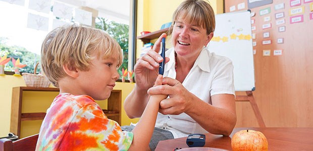 Kinder profitieren von Blutzuckerselbstmessung Ab einer Messung von fünf Werten am Tag zeigte sich bei Kindern keine signifikante Verbesserung mehr.