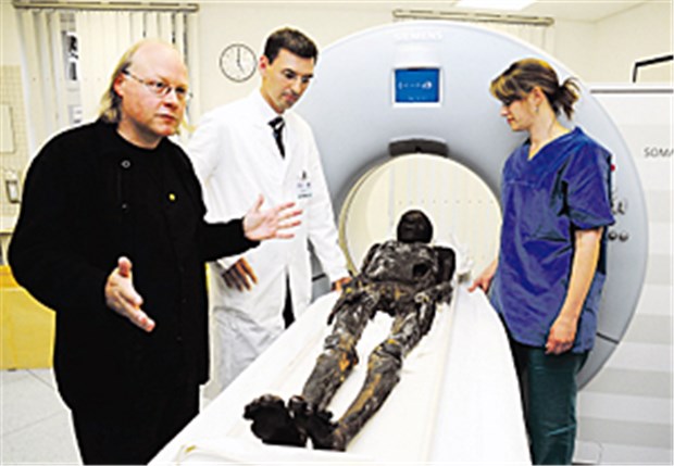 Baron von Holz im Computertomografen Ab in den CT mit der Mumie: Dr. Wilfried Rosendahl (l.) erläutert Details.