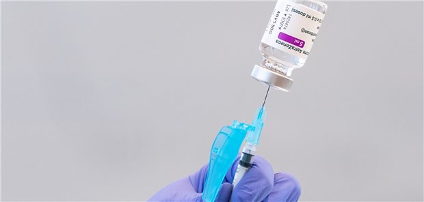 Ärzteverbände: „Alle zugelassenen Impfstoffe sind wirksam“ Ab in die Spritze – und dann in den Arm: Corona-Vakzine von AstraZeneca.